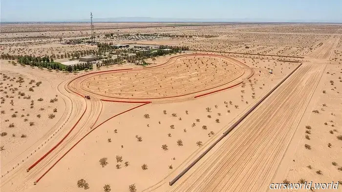 una mansión de 15 millones de dólares en el desierto es un complejo de carreras llave en mano con pista de aterrizaje, circuito de tierra y coches