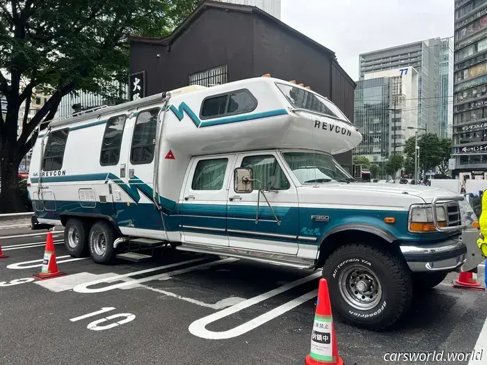 Questo gigantesco camper Ford a sei ruote ha vissuto a Tokyo per anni e viene ancora guidato