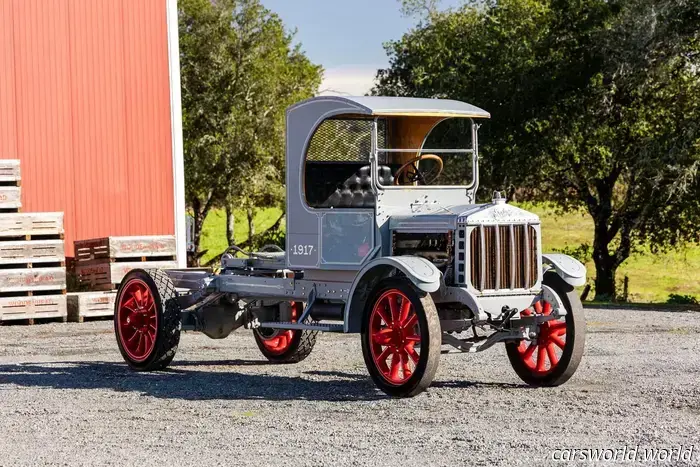 Questa incredibile collezione di rari autocarri da lavoro antichi andrà all'asta