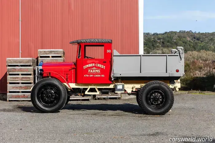 Questa incredibile collezione di rari autocarri da lavoro antichi andrà all'asta