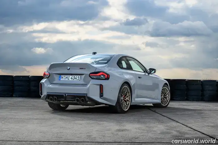 2026 BMW M2 CS è 100 libbre più leggero e aggiunge 50 CV ma perde il manuale