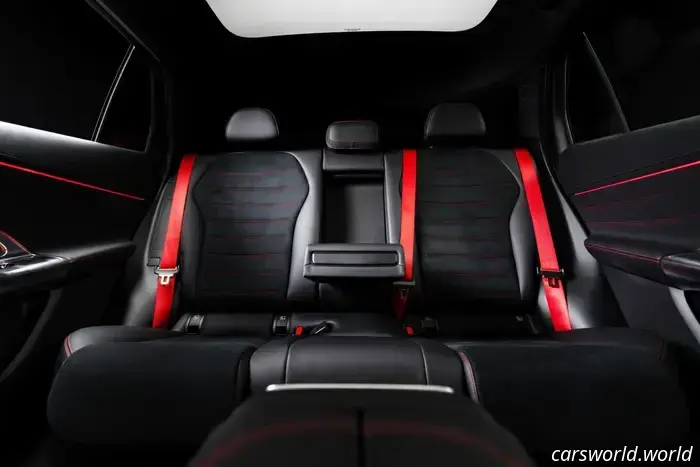 La Mercedes GLC elettrica ha ben 13 loghi Benz solo all'esterno.