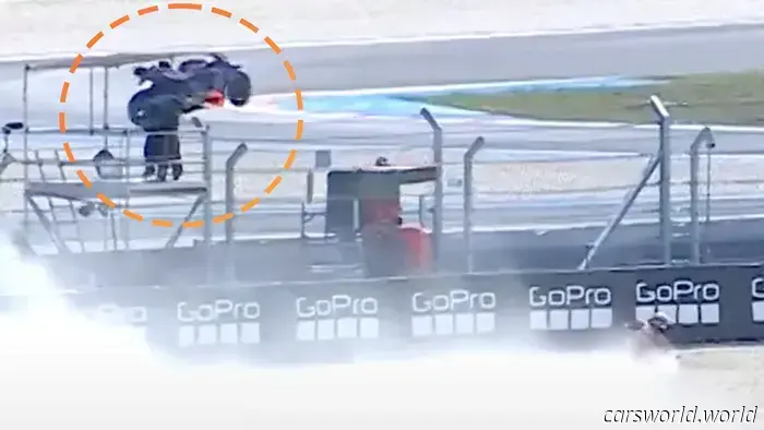 Этот мотоцикл MotoGP разбился так сильно, что влетел в вышку оператора.