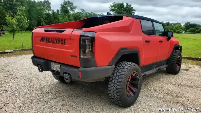 Едва управляемый, очень красный Apocalypse Hummer EV ищет Новый дом