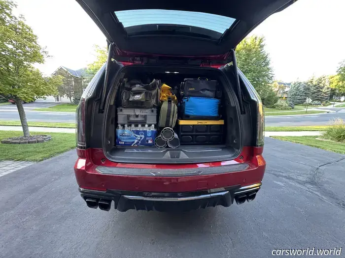 Обзор Cadillac Escalade V 2025 года: он вам не нужен, но вы его хотите