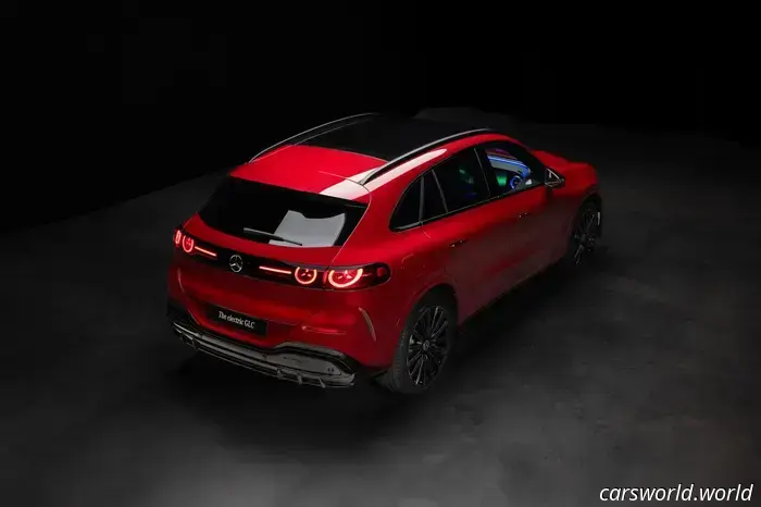 La Mercedes GLC elettrica ha ben 13 loghi Benz solo all'esterno.
