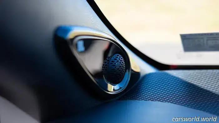 ¿Por qué algunos sistemas de audio de coches nuevos simplemente apestan?
