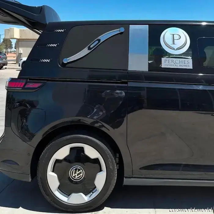 Alguien convirtió el Alegre Zumbido del VW ID en un Coche Fúnebre