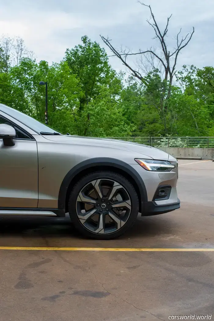 2025 Volvo V60 Cross Country Review: Remains Distinctive, Yet Beginning to Show Its Age