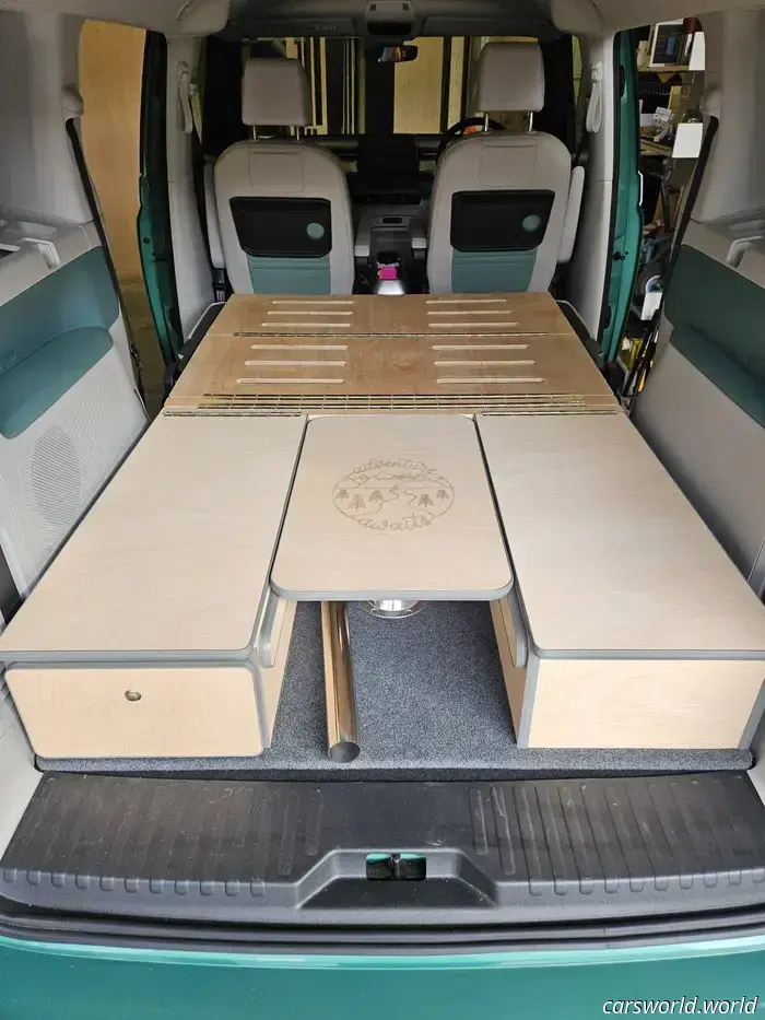 El ingenioso Kit VW ID Buzz Camper Coloca una Mesa de Picnic en la parte trasera de la camioneta