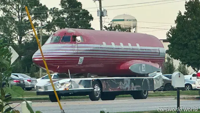Il vecchio jet di Elvis Presley sta solo facendo il giro della mia città.