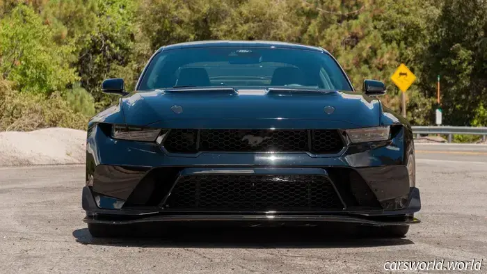 El Mustang GTD es tan ancho que necesita luces de seguridad como las de un Raptor — pero Ford encontró un resquicio.