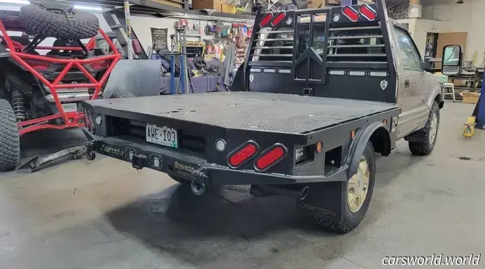 La costruzione di questo camion da lavoro Oldsmobile Bravada a pianale ha richiesto 500 ore. Mostra