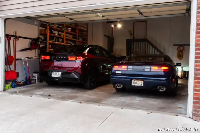 В новом Nissan Leaf есть множество пасхалок к 300ZX.