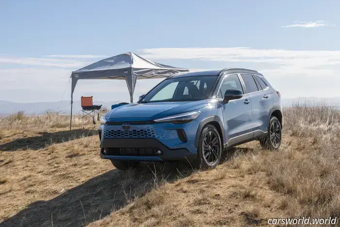 2026 Toyota Corolla Cross — Prima prova su strada: scegli l'ibrido
