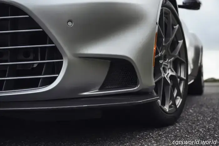 Revisión del Aston Martin Vanquish Volante 2026: Como montar en un Pegaso