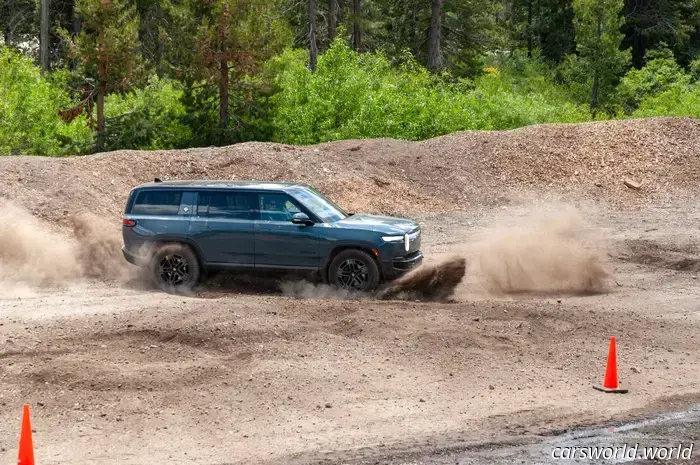 La mossa di Rivian: la sterzata a 360 gradi ridefinisce la rotazione a tazza in modo davvero utile