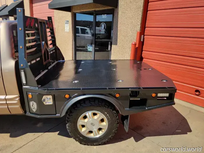 La costruzione di questo camion da lavoro Oldsmobile Bravada a pianale ha richiesto 500 ore. Mostra