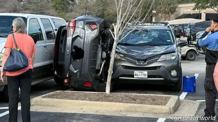 L'autista ha perso il controllo del parcheggio e ha incastrato la sua Subaru lateralmente tra due automobili