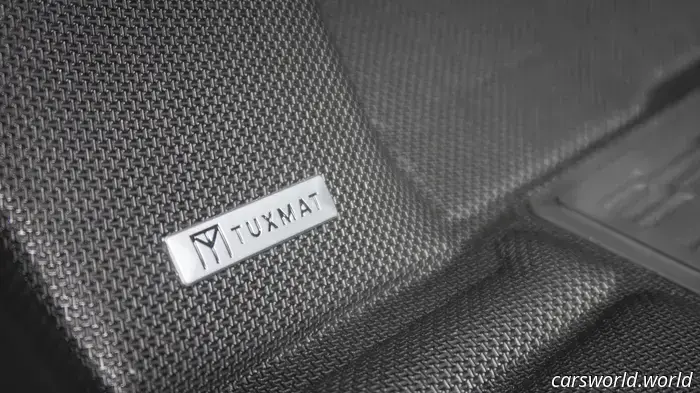 Автомобильные коврики TuxMat преобразили этот Honda Civic, придав ему вид представительского автомобиля.