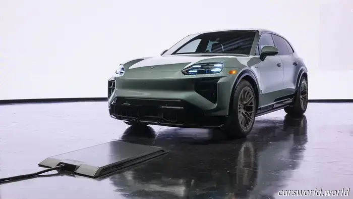 La Porsche Cayenne Electric 2026 è un veicolo elettrico da 111.000 dollari che può ricaricarsi senza fili