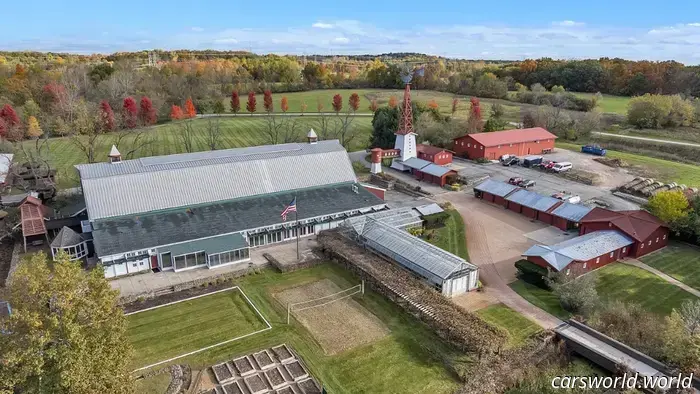 Questa villa da 8,7 milioni di dollari in vendita viene fornita con il proprio autolavaggio Drive-Thru