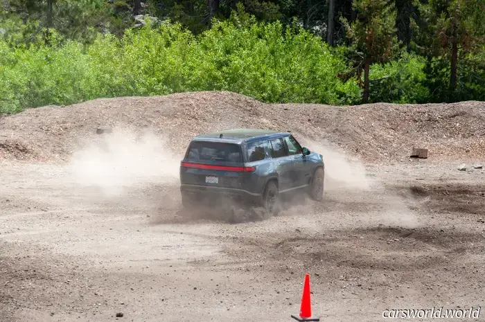 La mossa di Rivian: la sterzata a 360 gradi ridefinisce la rotazione a tazza in modo davvero utile