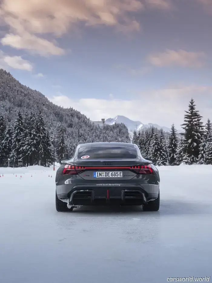 Cómo realizar un derrape con un Audi de 900 CV en hielo sin chocar.