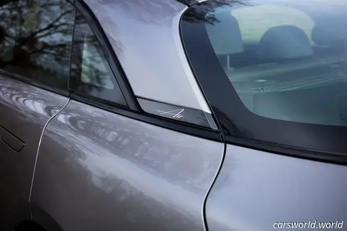 Lucid Air Touring делает так много правильно, что проще простить то, что он делает неправильно. К тому же, ты его видел?