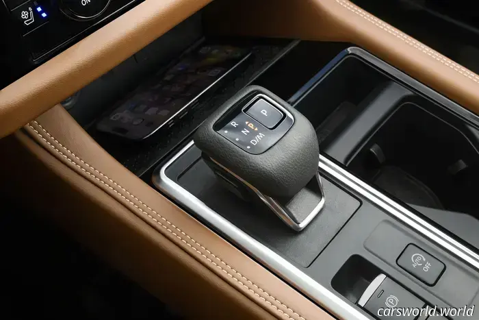 Nissan Pathfinder 2026 года получает новые технологии, но сохраняет все желаемые кнопки.