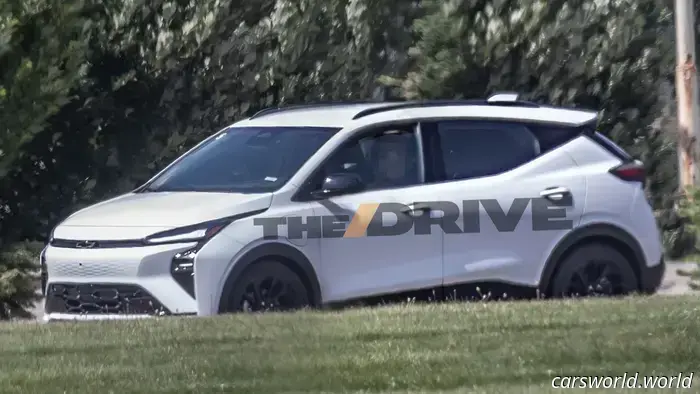 La Chevy Bolt 2027 avvistata: sembra più un restyling che un completo ridisegno.