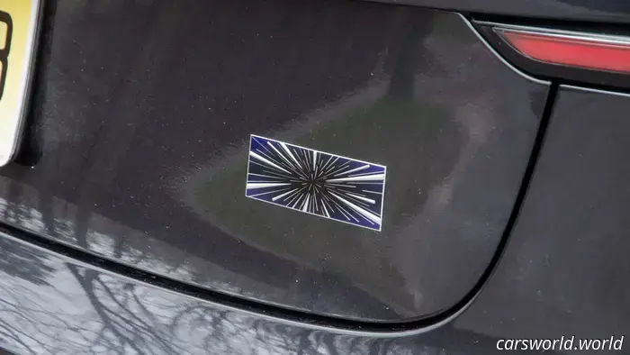 Revisión del rendimiento del Tesla Model 3 2025: Rápido como el Infierno, pero No un Automóvil de Conductor
