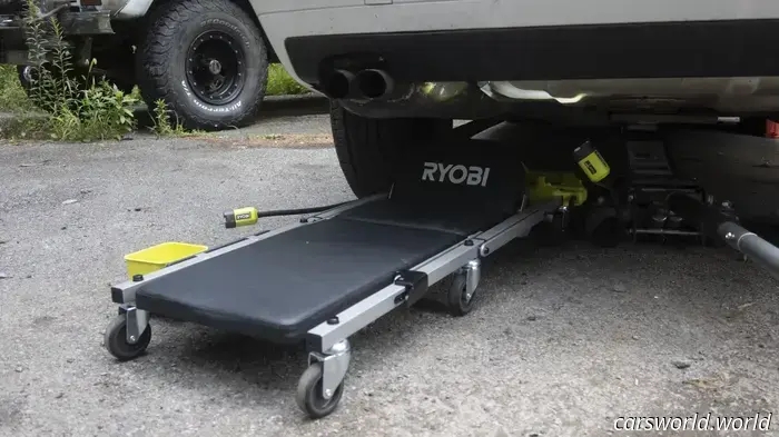 Обзор двухфункциональной поддушки и сиденья Ryobi: удобный табурет с фонариками