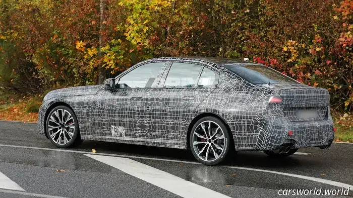 Заметьте едва заметные различия между BMW 3 серии 2027 года с ДВС и i3 EV: шпионские снимки