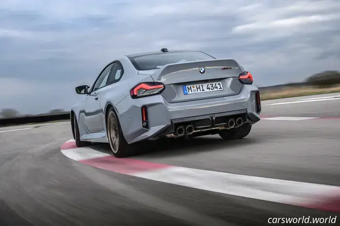 2026 BMW M2 CS è 100 libbre più leggero e aggiunge 50 CV ma perde il manuale
