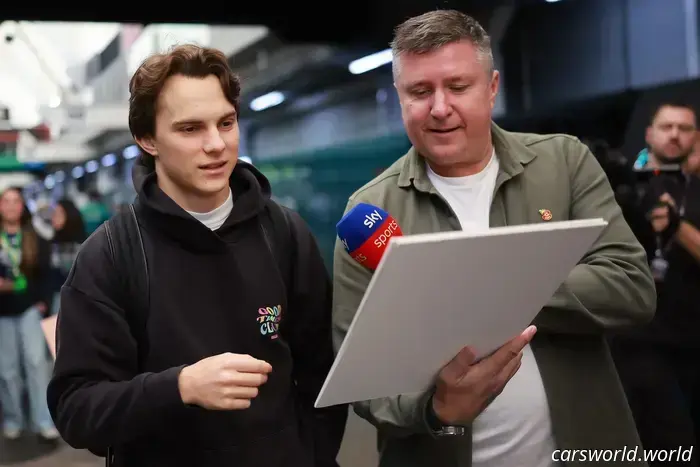 Dallo spegnersi dei semafori all'ultimo giro: un'intervista esclusiva a 'Crofty', la voce della F1