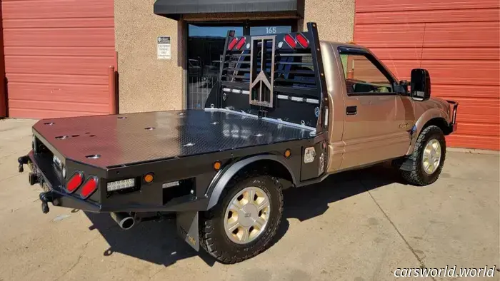 La costruzione di questo camion da lavoro Oldsmobile Bravada a pianale ha richiesto 500 ore. Mostra