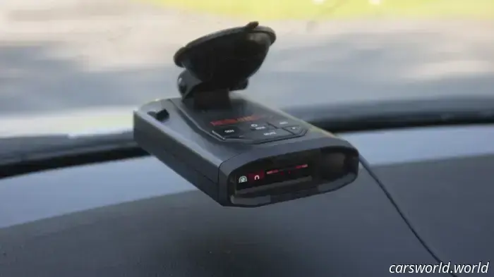 Le auto moderne causano danni ai rilevatori di radar. Ecco come Escort si adatta