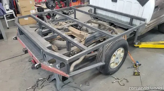 La costruzione di questo camion da lavoro Oldsmobile Bravada a pianale ha richiesto 500 ore. Mostra