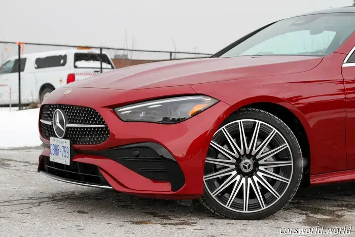 El Mercedes-Benz CLE300 Demuestra Que Las Pantallas No Son Un Lujo