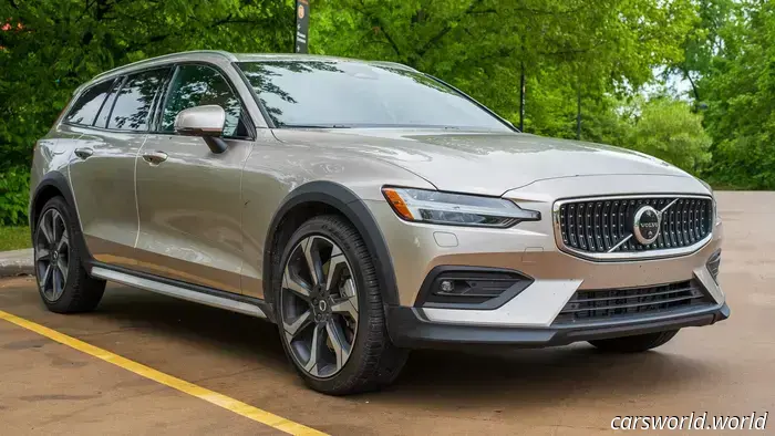 Recensione della Volvo V60 Cross Country 2025: ancora affilata, ma comincia a sentirsi il peso dell'età