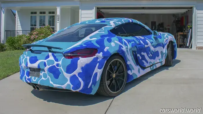 Come e perché questa Porsche Cayman indossa un rivestimento in moquette