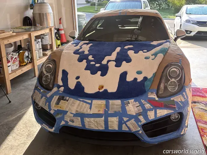 Come e perché questa Porsche Cayman indossa un rivestimento in moquette