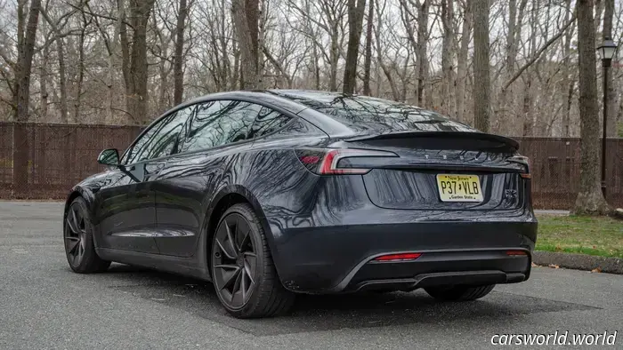 Revisión del rendimiento del Tesla Model 3 2025: Rápido como el Infierno, pero No un Automóvil de Conductor