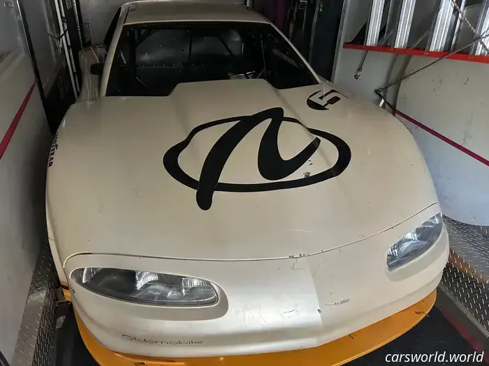 Oferta del Paquete: Coche de Carreras Oldsmobile Ganador de Daytona 24 en 1996 y Camión de Apoyo a la venta