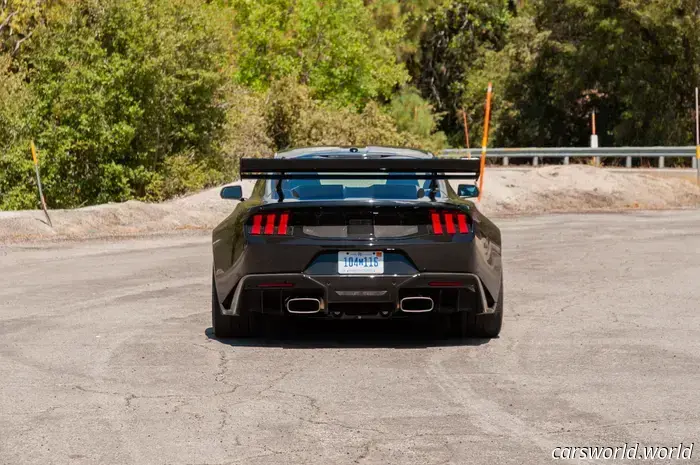 El Mustang GTD es tan ancho que necesita luces de seguridad como las de un Raptor — pero Ford encontró un resquicio.