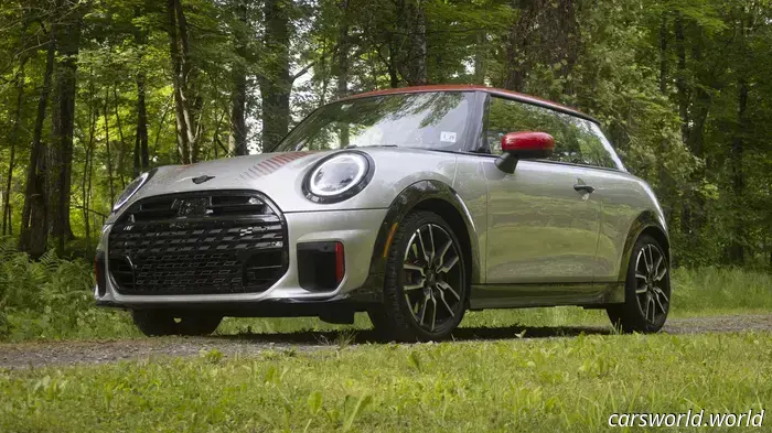 Обзор Mini Cooper JCW 2025: плюсы и минусы — приятно водить, раздражает жить с этим