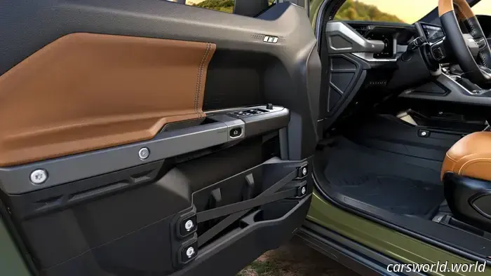 The Interior of the Jeep Recon Was Designed for Customization.