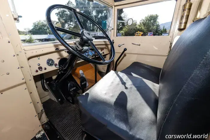 Questa incredibile collezione di rari autocarri da lavoro antichi andrà all'asta