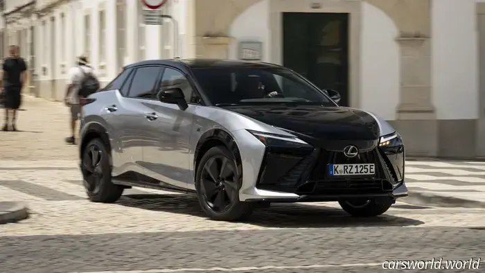 2026 Lexus RZ 550e Prima prova su strada: un veicolo elettrico elegante e sportivo che non può percorrere lunghe distanze